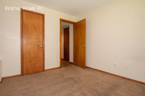 Building Photo - 3-bed 2-full-bath Duplex w/Double Garage  ...