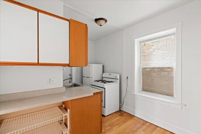 Building Photo - 1 bedroom in Chicago IL 60657