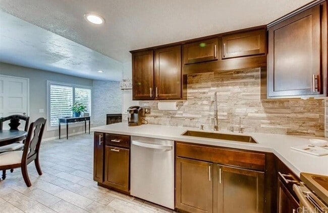 Building Photo - 671 Ascot Dr