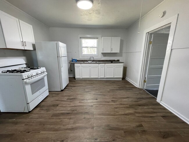 Building Photo - 2 bedroom bungalow in convenient Hillsboro...