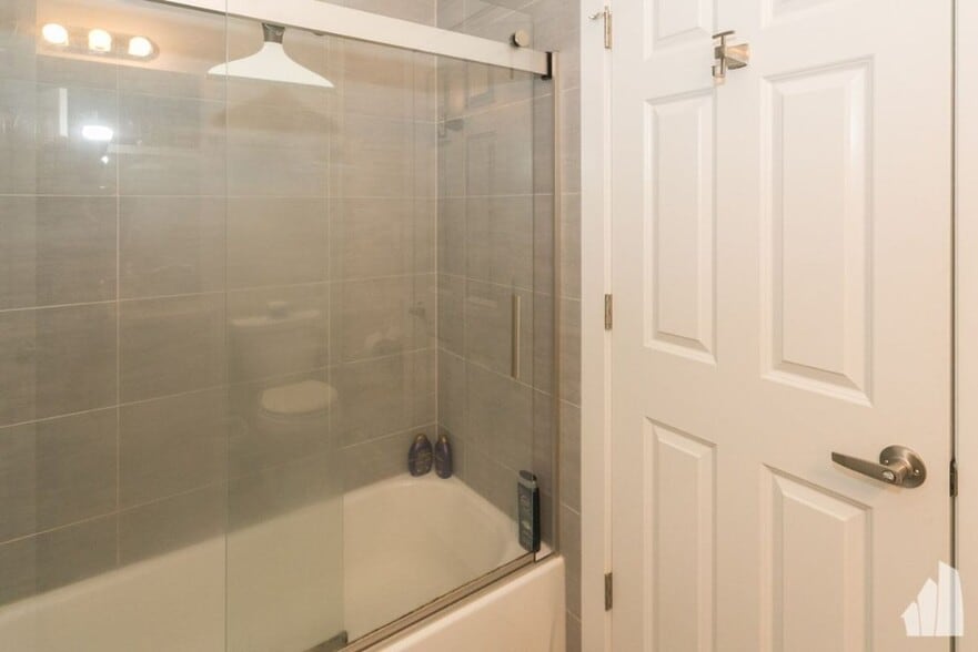 Building Photo - 1218 W Diversey Pkwy