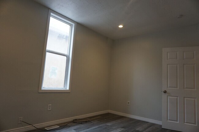 Building Photo - 968 W 500 S