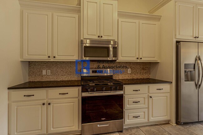 Building Photo - Beautiful 4 bedroom, 2 bathroom house in B...