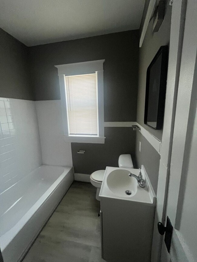 Building Photo - Gorgeous Updated 3 bedroom house!