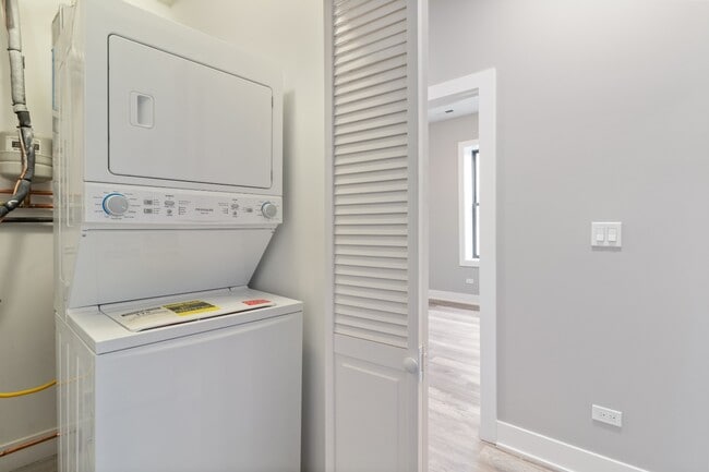 Building Photo - Gorgeous, Updated Top Floor 3bd/2bth Prime West Town area, Available 6/1