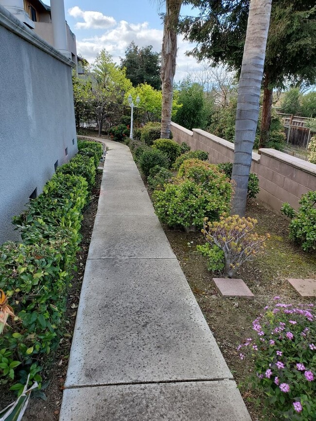 Building Photo - 48173 Alta Vista Terrace