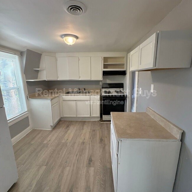 Primary Photo - 4216 N Bryant Ave