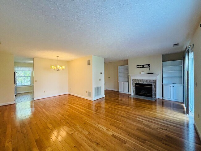 Building Photo - 3 Bedroom 2.5 Bath Townhouse