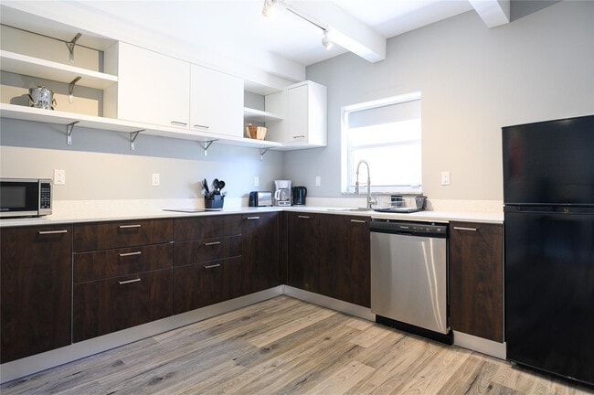 Building Photo - 1020 N Victoria Park Rd