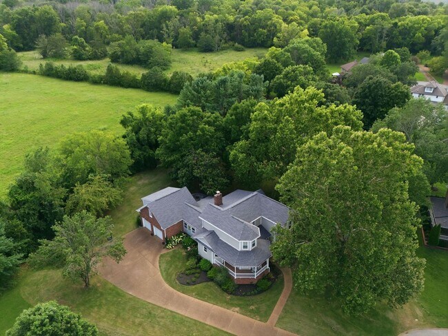 Building Photo - 1733 Carriage Ct