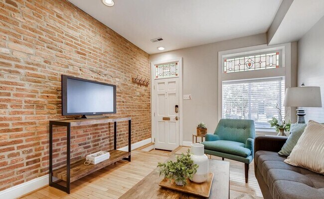 Building Photo - Charming 3 Bedroom/2.5 Bathroom Townhome with Finished Basement in Canton, MD!