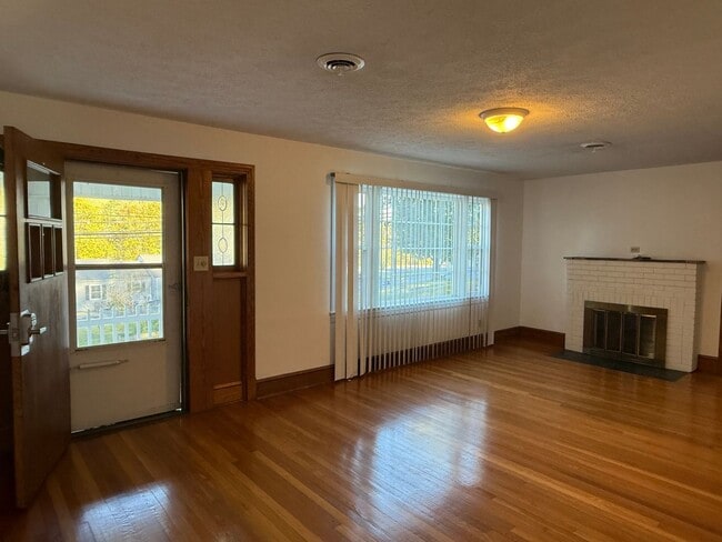 Building Photo - One Level Home! 3or 4 bedroom 1 bath with extra-large den, garage and extra storage on almost an ...