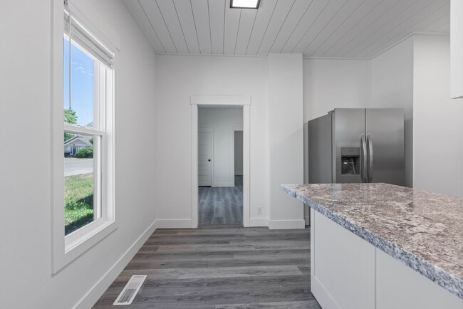 Building Photo - 5 Bed 2 Bath MODERN HERITAGE HOME