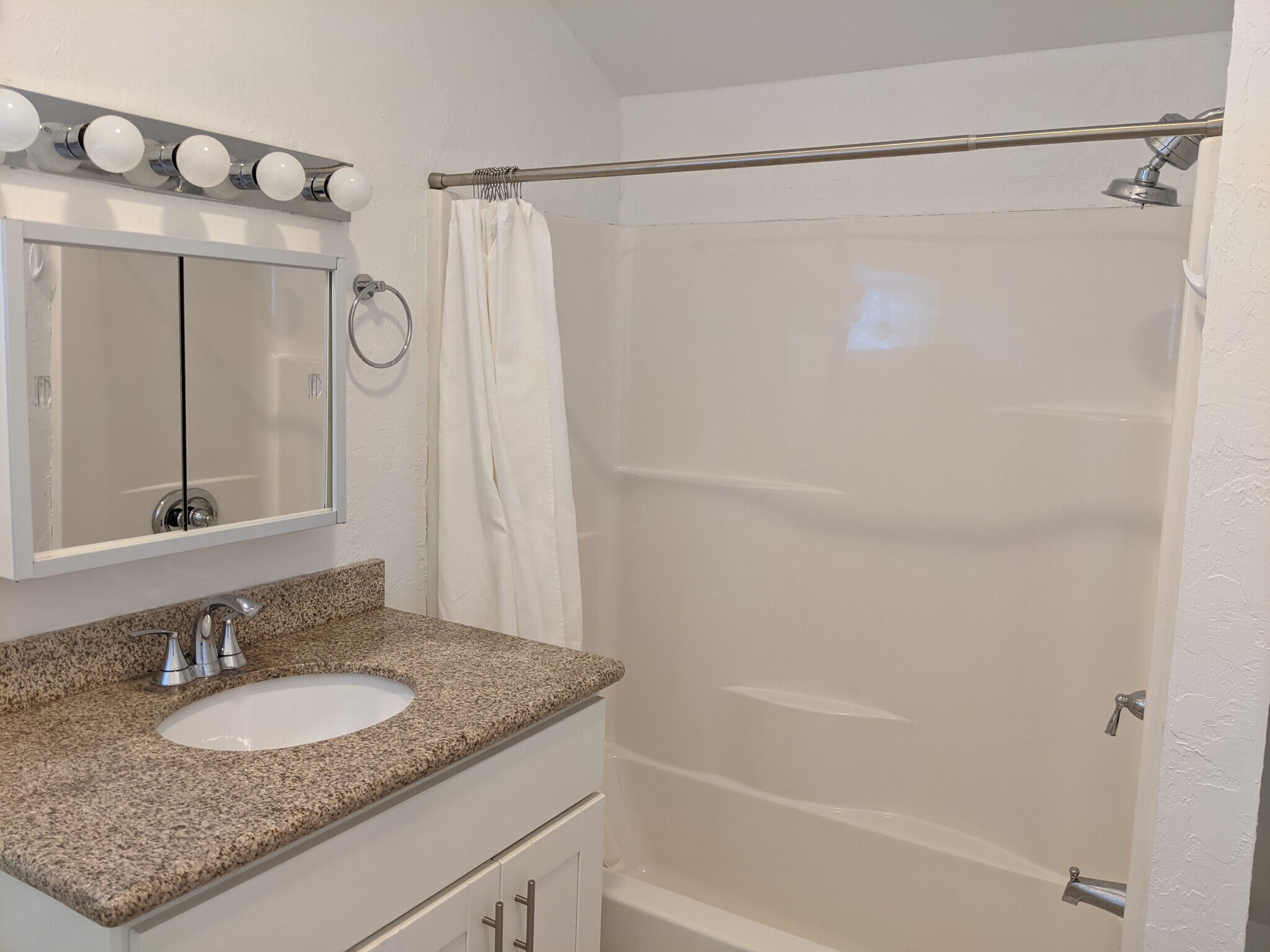 Building Photo - 16403 Kennedy Rd