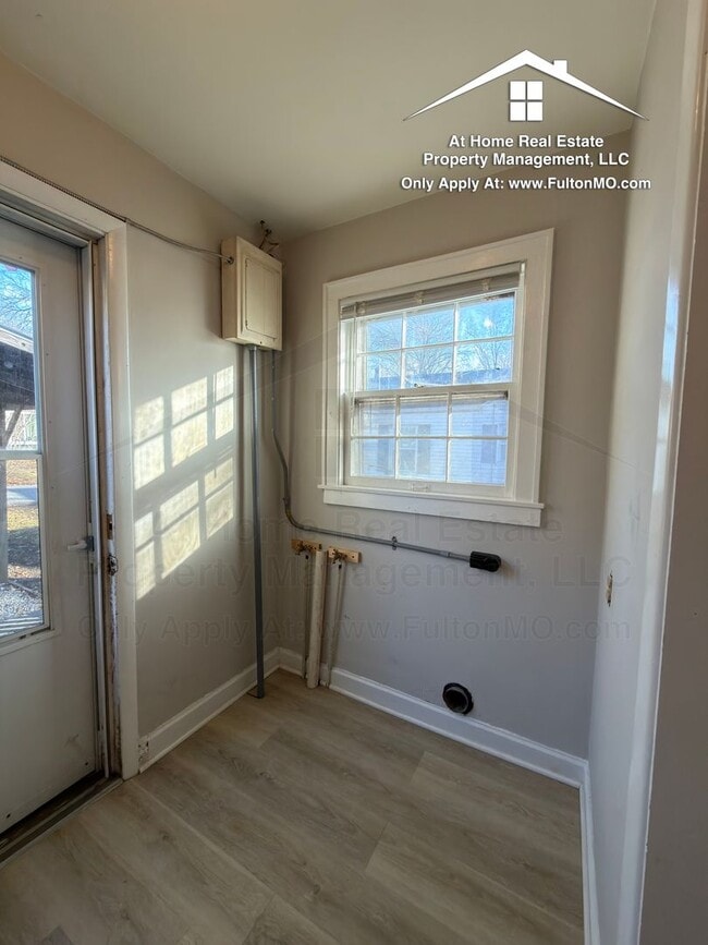 Building Photo - 715-709 W 7th St