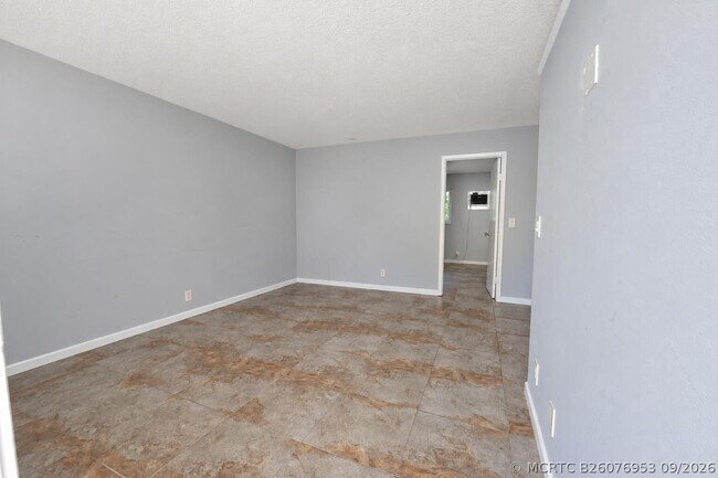 Building Photo - 220 Lucerne Ave
