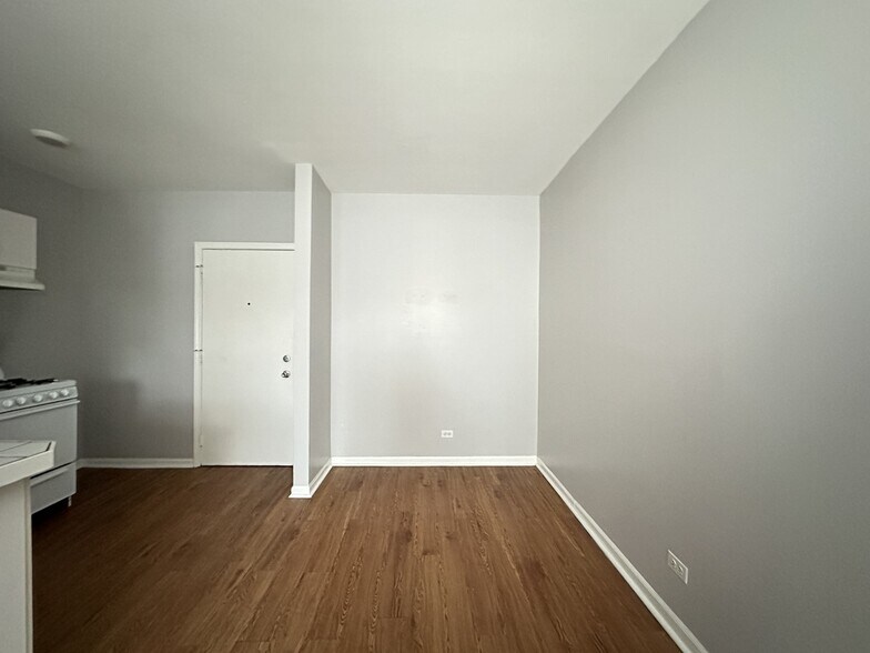 Building Photo - 4031 N Kenmore Ave