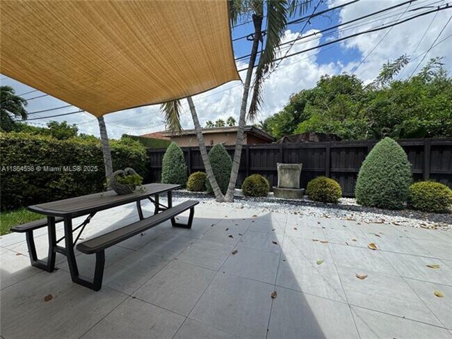Building Photo - 146 Ponce de Leon Blvd