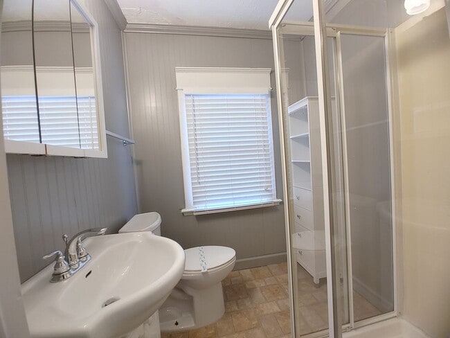 Building Photo - 2 Bedroom House with Fenced in Yard!