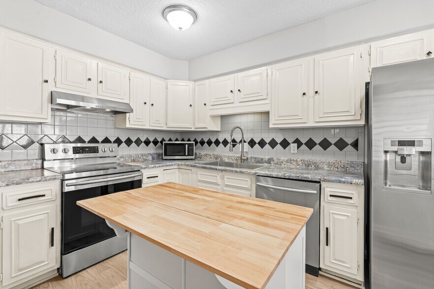 Building Photo - 7163 Sandy Creek Dr