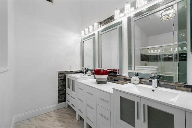 Building Photo - 4030 Laurelwood Ln