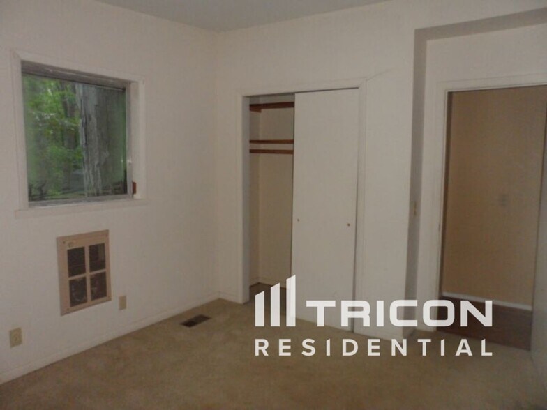 Building Photo - 2087 Meadowbrook Dr SW