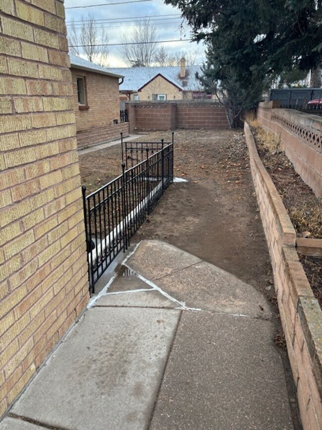 Building Photo - 419 W 5th Ave