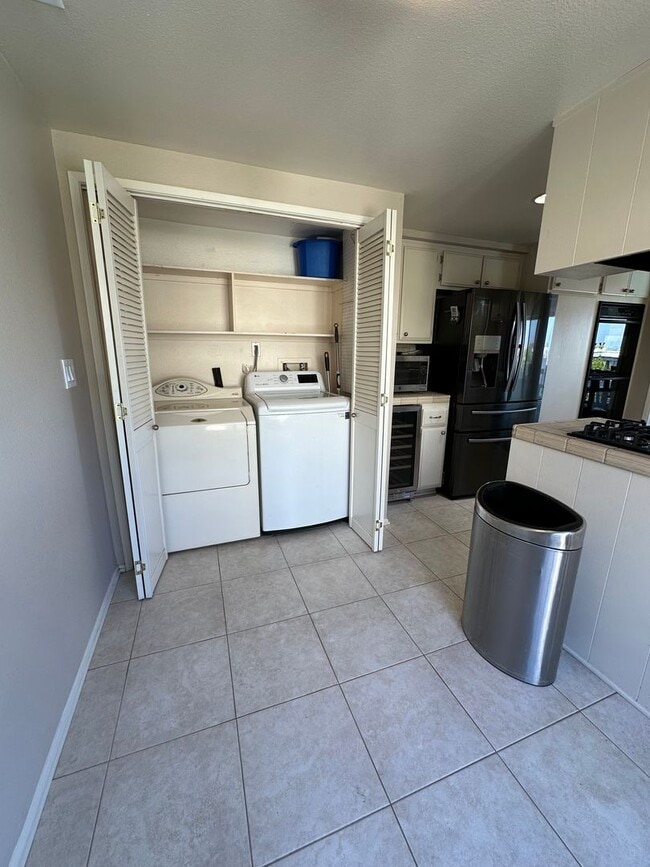 Building Photo - Huge 2 Bedroom 2 Bath Available For Immedi...