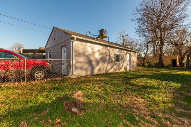 Building Photo - N Lewis Pl Triplex