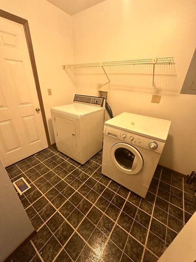 Building Photo - 806A E Jefferson St