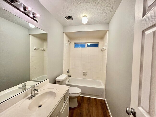 Building Photo - 22918 Breton Point Dr