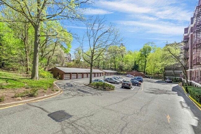 Building Photo - 100 E Palisade Ave