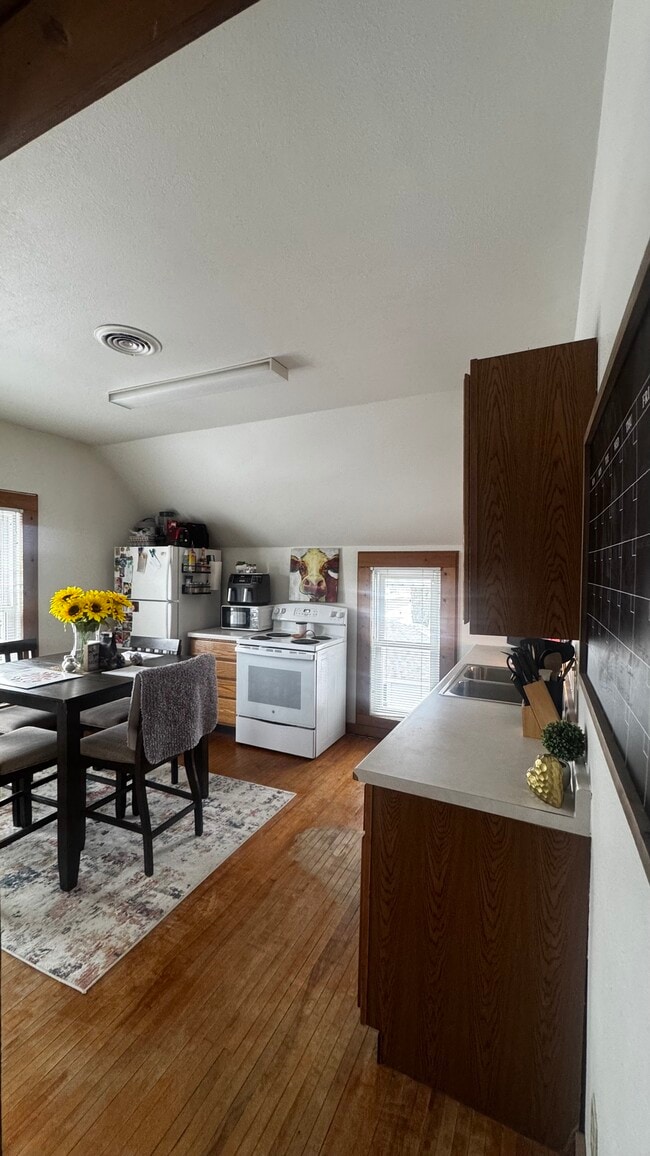 Building Photo - 246 W Main St