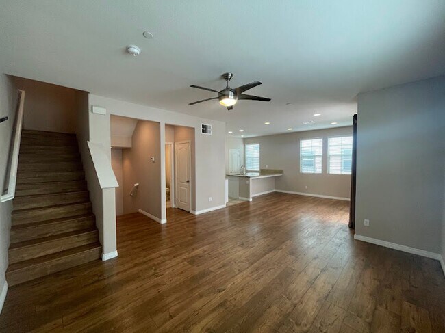 Building Photo - Stunning 2 bed 2.5 bath Solar Powered Town...