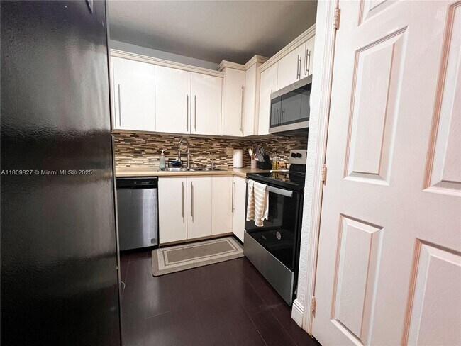 Building Photo - 4160 Inverrary Dr