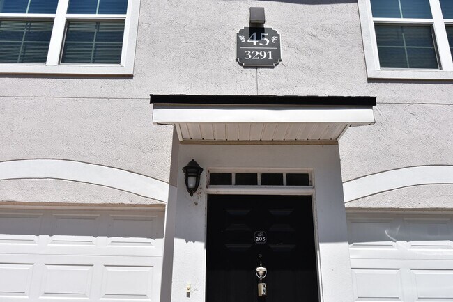 Building Photo - ORLANDO: 1 bed/1 Bath, Gated Community of ...