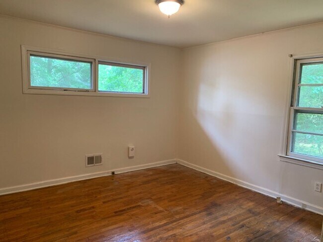 Building Photo - Cute cottage convenient to Chapel Hill and...