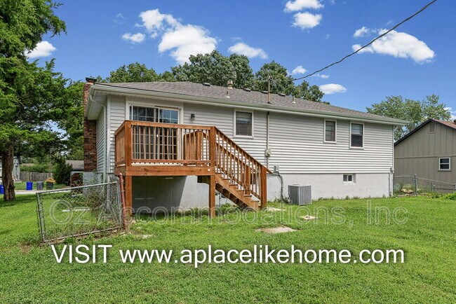 Building Photo - 1105 W Elm Terrace