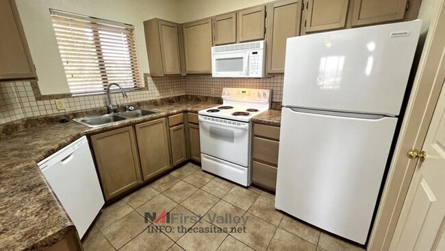 Building Photo - 3 Bedrooms, 2 Baths