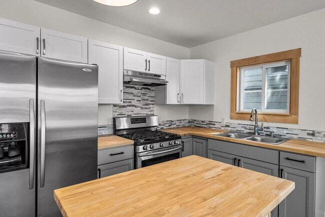 Building Photo - PG-0000