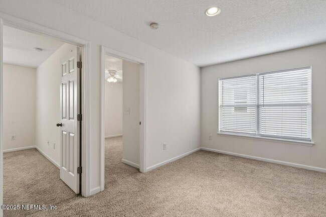 Building Photo - 411 Walnut Dr