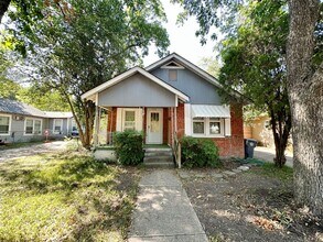 Building Photo - Charming 2/1 with an additional living room or a 3rd bedroom room