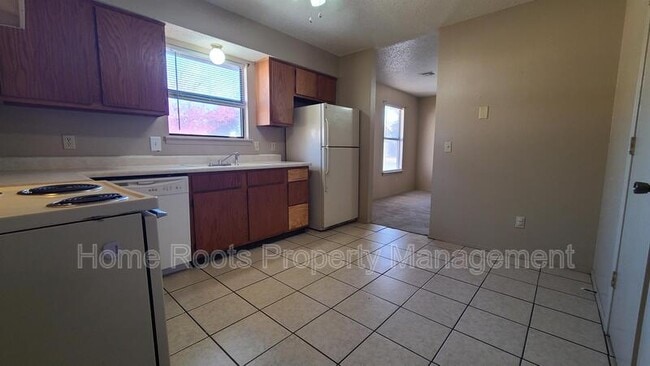 Building Photo - 409 W Johnson Ave