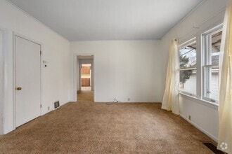 Building Photo - 4 Bedroom Oshkosh House