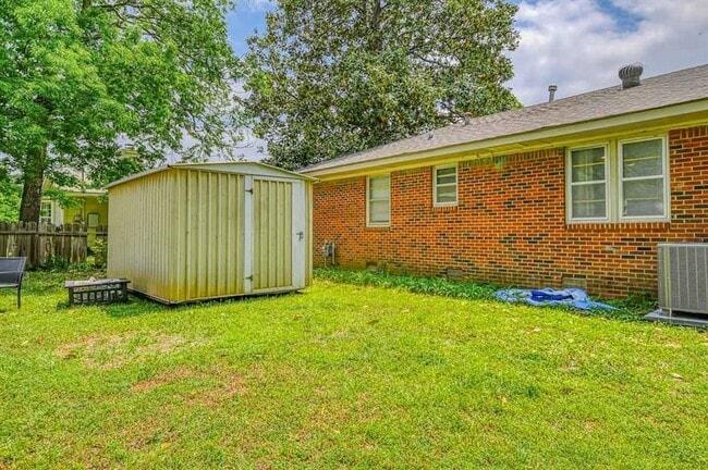 Building Photo - 1205 Westlawn Dr