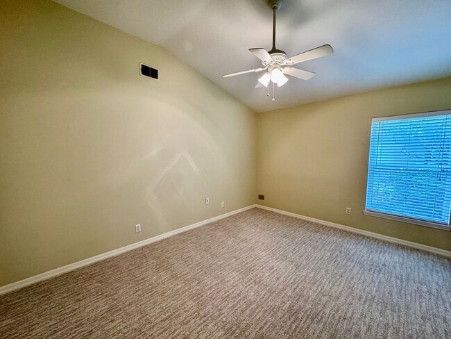 Building Photo - IMMACULATE 2 Bedroom / 2 Bathroom in Count...