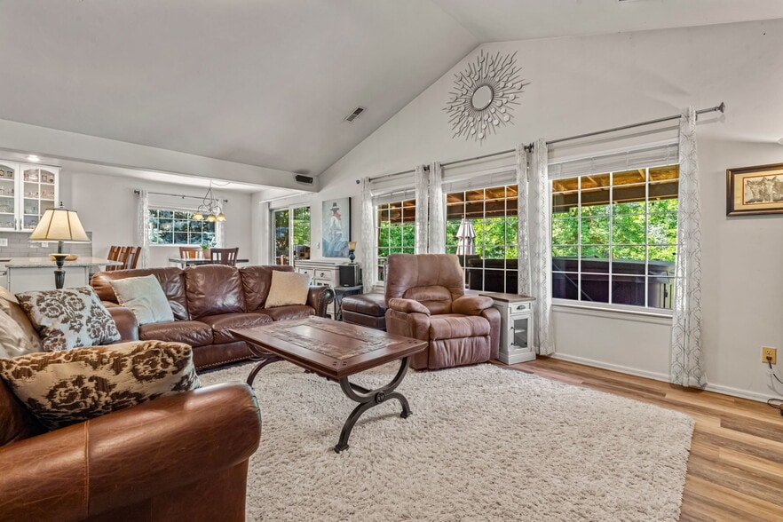 Open concept living with vaulted ceilings - 2971 Mumbarto Ave