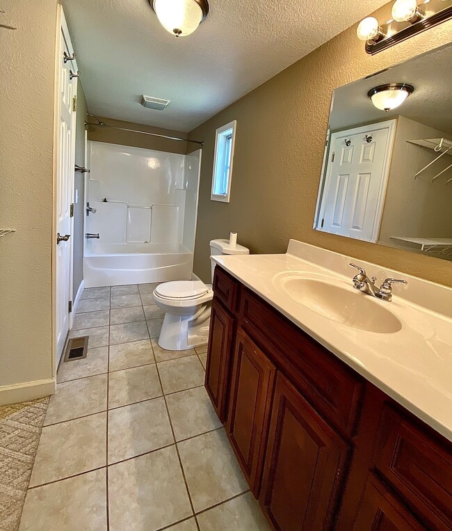 Building Photo - Rossen Retreat