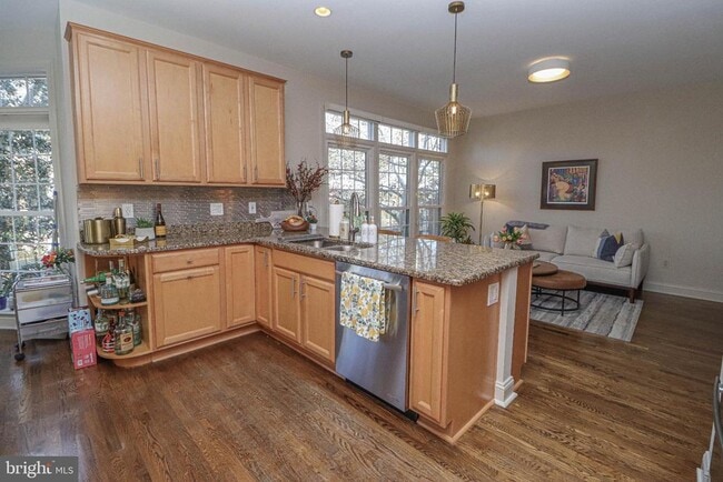 Building Photo - 1596 N Colonial Terrace