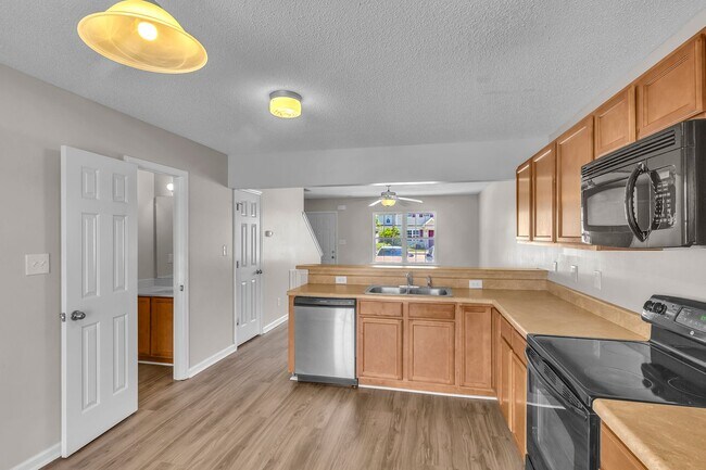 Building Photo - 2 Bed 2.5 Bath Townhome